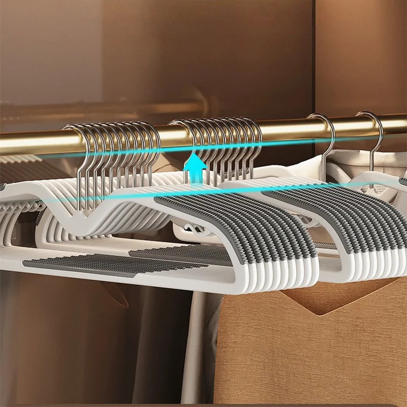 Non-Slip Plastic Clothes Hangers for Wardrobe Organization