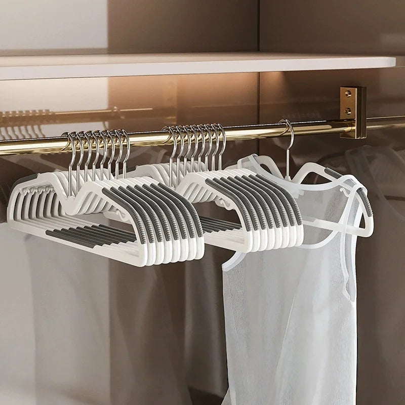 Non-Slip Plastic Clothes Hangers for Wardrobe Organization